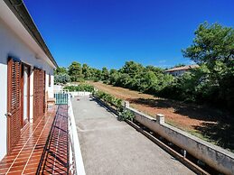 Spacious First Floor Accomodation With 2 Apartments, Near the Beach