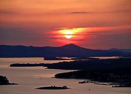 Spacious First Floor Accomodation With 2 Apartments, Near the Beach