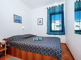 Spacious First Floor Accomodation With 2 Apartments, Near the Beach