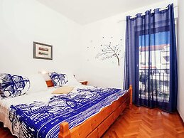 Spacious First Floor Accomodation With 2 Apartments, Near the Beach