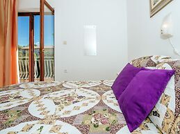 Spacious First Floor Accomodation With 2 Apartments, Near the Beach