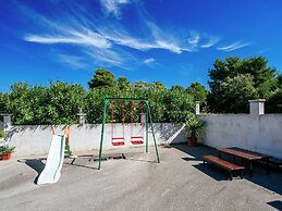 Spacious First Floor Accomodation With 2 Apartments, Near the Beach