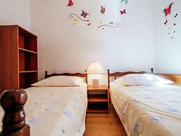 Spacious First Floor Accomodation With 2 Apartments, Near the Beach