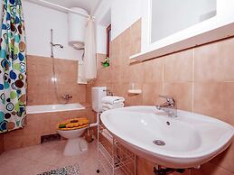 Spacious First Floor Accomodation With 2 Apartments, Near the Beach