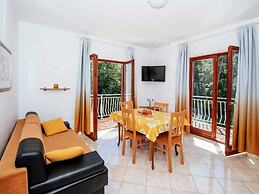 Spacious First Floor Accomodation With 2 Apartments, Near the Beach
