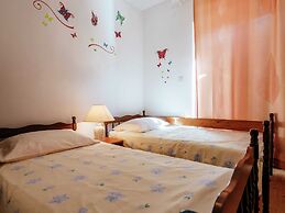 Spacious First Floor Accomodation With 2 Apartments, Near the Beach