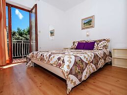 Spacious First Floor Accomodation With 2 Apartments, Near the Beach