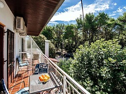 Spacious First Floor Accomodation With 2 Apartments, Near the Beach