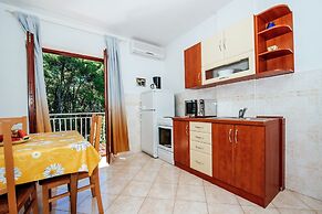 Spacious First Floor Accomodation With 2 Apartments, Near the Beach