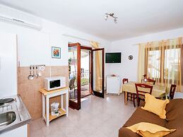 Spacious First Floor Accomodation With 2 Apartments, Near the Beach