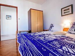 Spacious First Floor Accomodation With 2 Apartments, Near the Beach