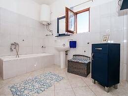 Spacious First Floor Accomodation With 2 Apartments, Near the Beach