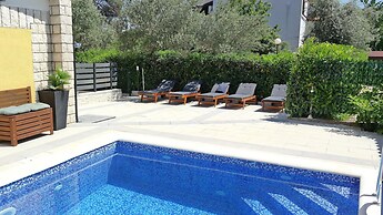 Spacious House Apartment With Terrace, Near the Beach