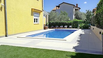 Spacious House Apartment With Terrace, Near the Beach