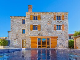Beautiful Villa Consisting of two Houses With Private Pool, Near Pula 
