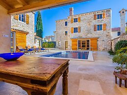 Beautiful Villa Consisting of two Houses With Private Pool, Near Pula 
