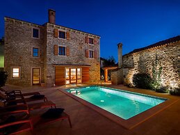 Beautiful Villa Consisting of two Houses With Private Pool, Near Pula 