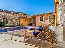 Beautiful Villa Consisting of two Houses With Private Pool, Near Pula 