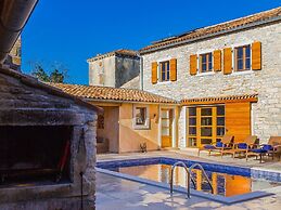 Beautiful Villa Consisting of two Houses With Private Pool, Near Pula 