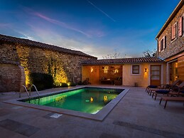 Beautiful Villa Consisting of two Houses With Private Pool, Near Pula 