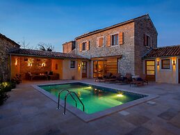 Beautiful Villa Consisting of two Houses With Private Pool, Near Pula 