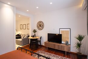 Phaedrus Living: City Luxury Flat Mavromichali