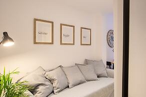 Phaedrus Living: City Luxury Flat Mavromichali