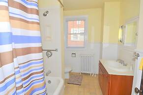 Aunt Beas Bungalow - Right in Town!