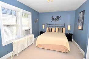 Aunt Beas Bungalow - Right in Town!