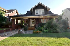 Aunt Beas Bungalow - Right in Town!