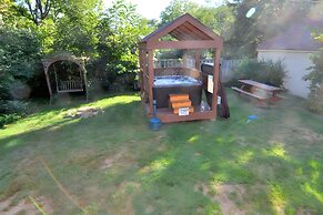 Aunt Beas Bungalow - Right in Town!