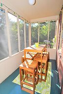 Aunt Beas Bungalow - Right in Town!