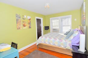 Aunt Beas Bungalow - Right in Town!