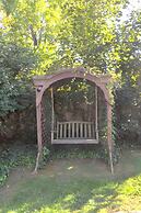 Aunt Beas Bungalow - Right in Town!