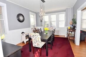 Aunt Beas Bungalow - Right in Town!