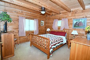 Lazy Bear Retreat - Classic Cabin!