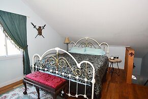 Fleur de Lis - A Knightly Abode!