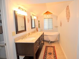 Fleur de Lis - A Knightly Abode!