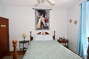 Fleur de Lis - A Knightly Abode!