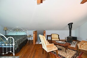 Fleur de Lis - A Knightly Abode!