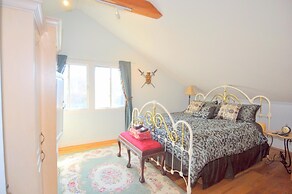 Fleur de Lis - A Knightly Abode!