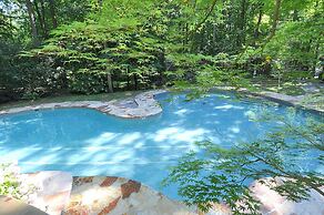 Serendipity - Large 5BR With a Hot Tub