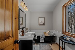 Sqyrls Nest - 3BR Retreat With a Hot Tub