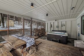Sqyrls Nest - 3BR Retreat With a Hot Tub