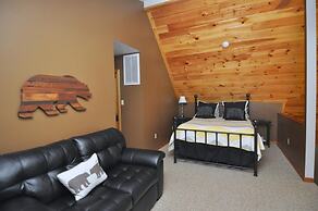 Sqyrls Nest - 3BR Retreat With a Hot Tub