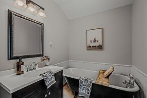 Sqyrls Nest - 3BR Retreat With a Hot Tub