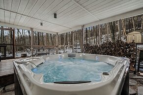 Sqyrls Nest - 3BR Retreat With a Hot Tub