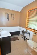 Sqyrls Nest - 3BR Retreat With a Hot Tub