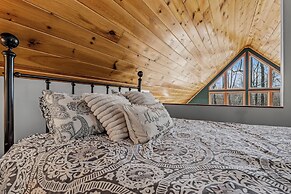 Sqyrls Nest - 3BR Retreat With a Hot Tub