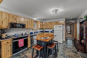 Sqyrls Nest - 3BR Retreat With a Hot Tub